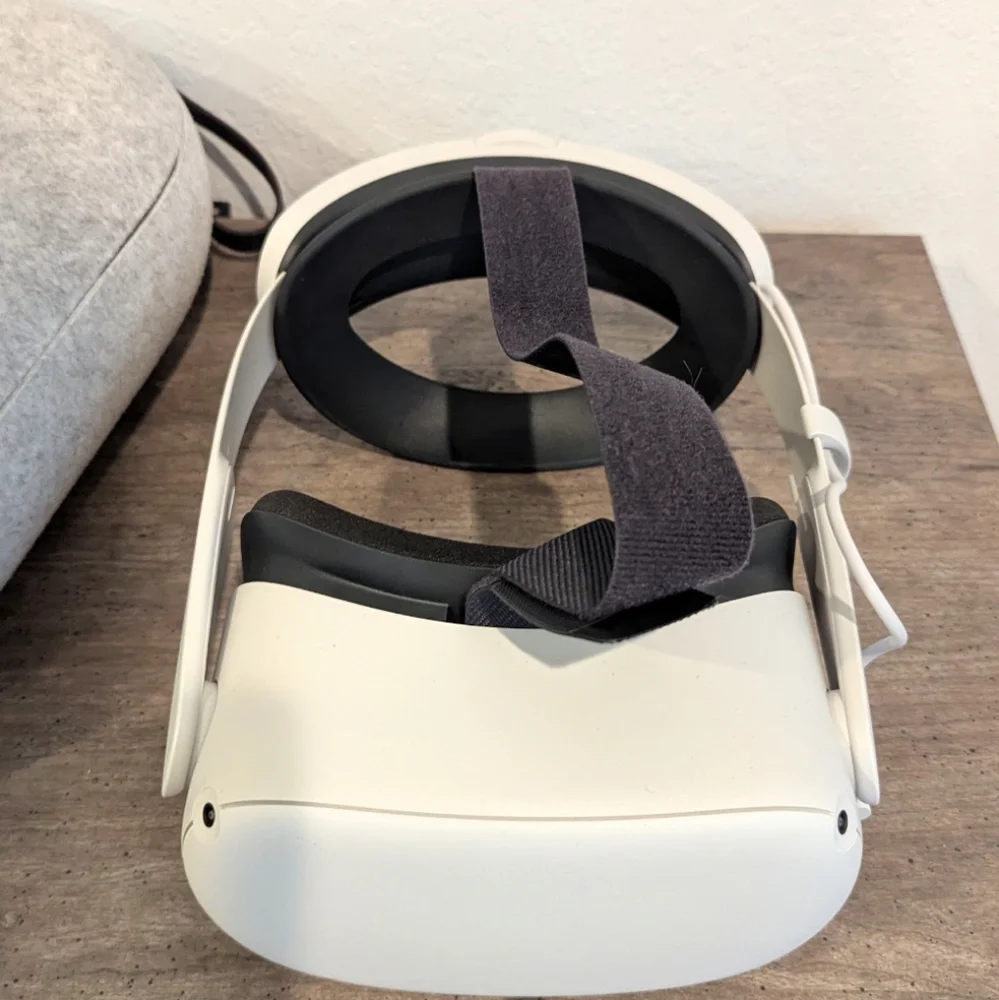 Oculus White Standalone VR Headset with Adjustable Straps